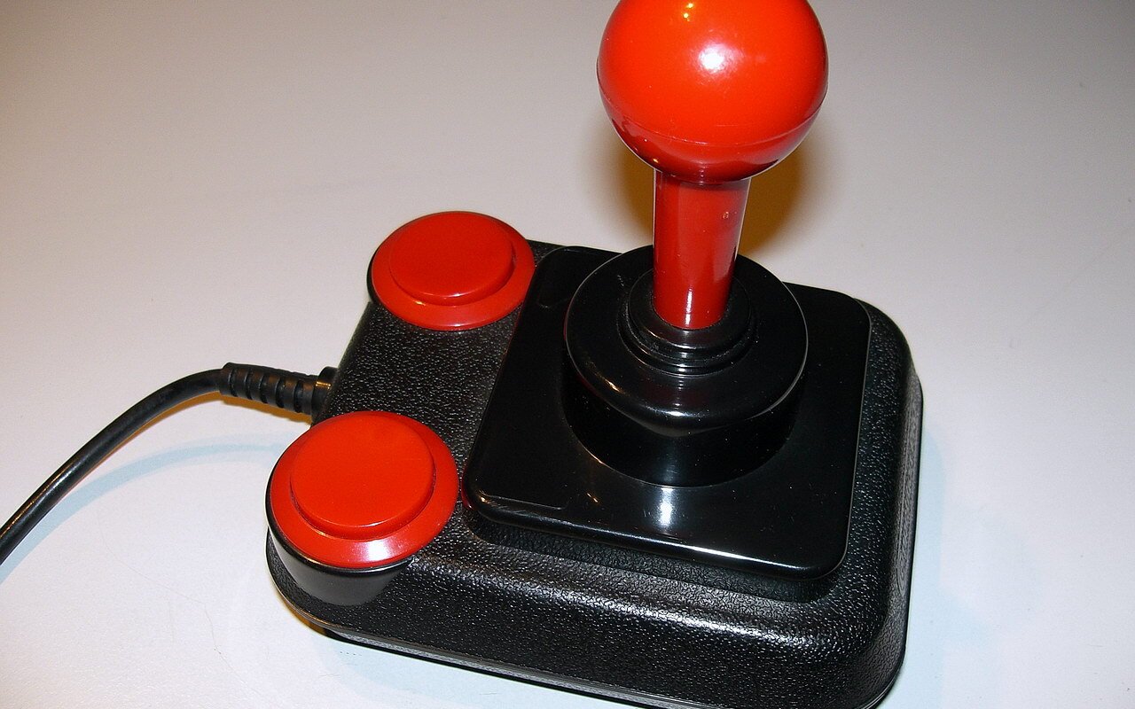 Joystick Competition PRO noir avec poignée ergonomique et boutons de contrôle colorés, vu de face