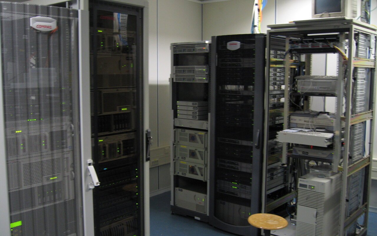 Baies de serveurs Compaq et tours serveur HP dans un centre informatique