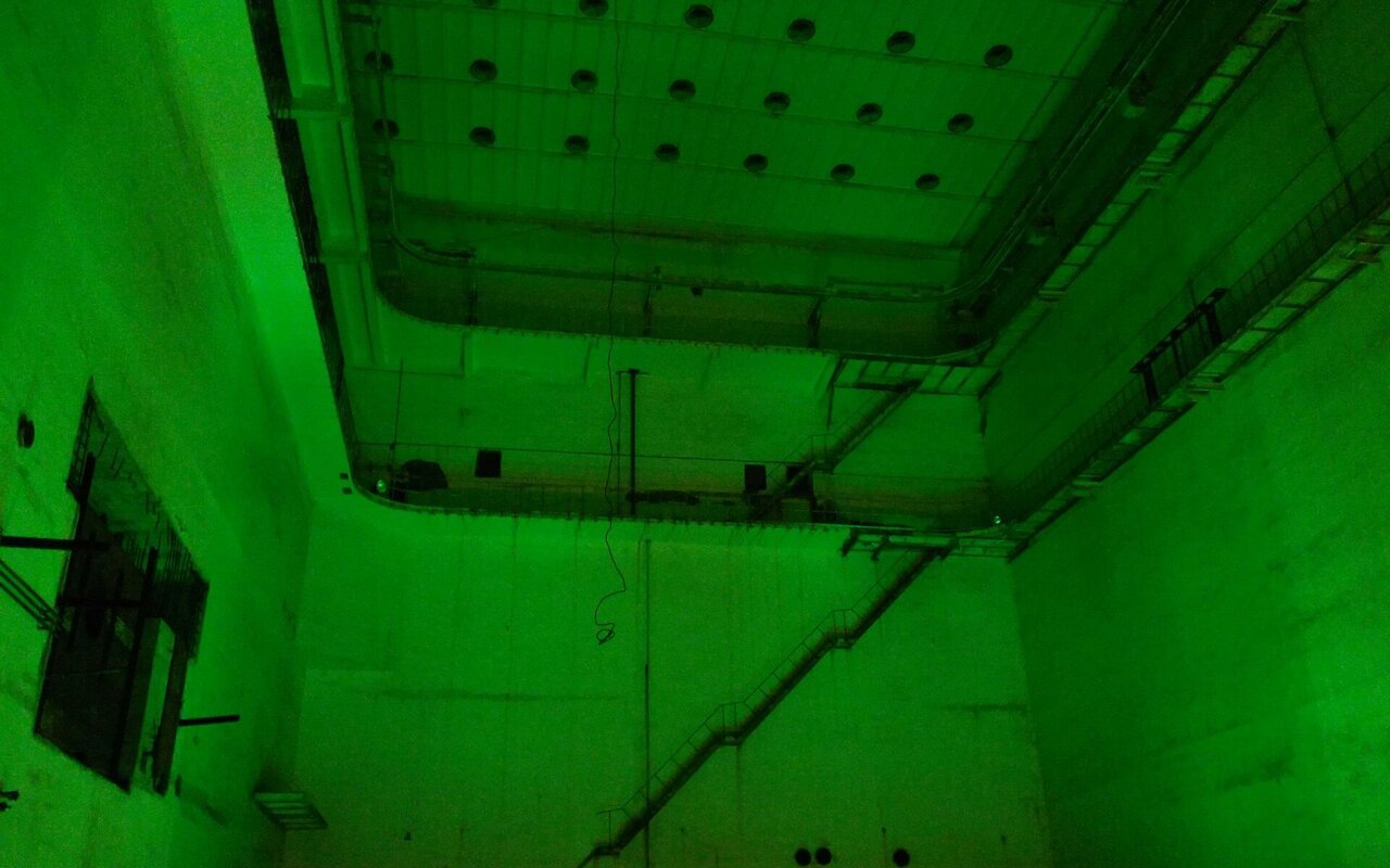 Grande salle de réacteur nucléaire militaire avec structure imposante