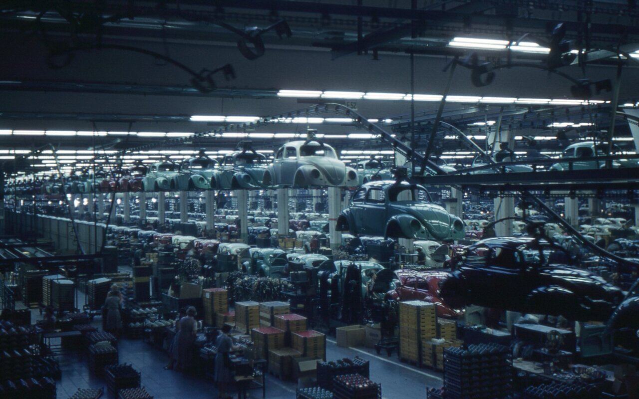Chaîne d'assemblage à l'intérieur de l'usine Volkswagen de Wolfsburg