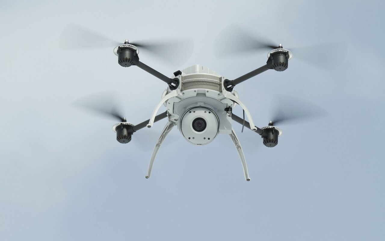Un petit drone VTOL Aeryon Scout équipé d'une caméra gyrostabilisée montée sur son châssis.