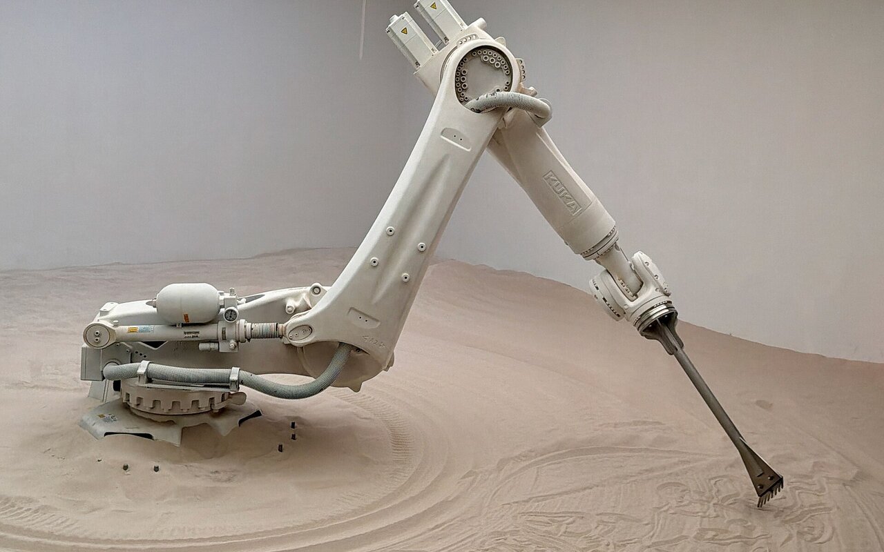 Bras robotique industriel KUKA effectuant une performance artistique