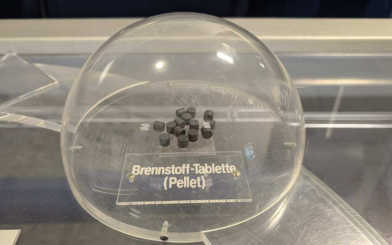 Pastilles de combustible nucléaire à base d'uranium exposées au centre d'information de l'ancienne centrale nucléaire de Grei