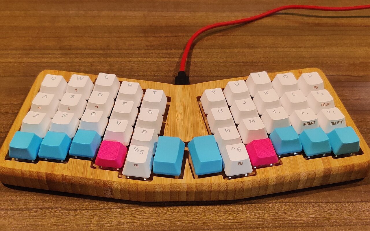 Clavier mécanique Atreus 42 avec disposition ergonomique, touches noires et boîtier gris