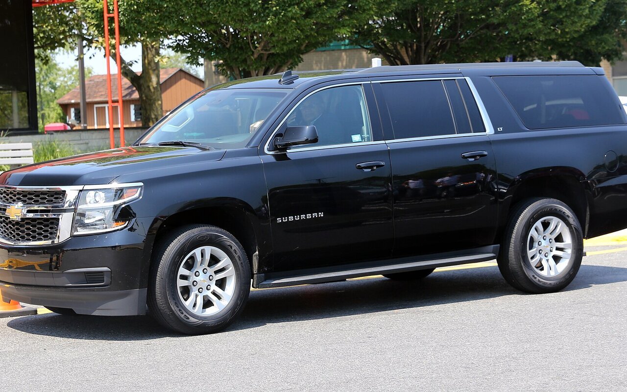 SUV noir Chevrolet Suburban de 2015 vu de trois quarts avant, garé dans une rue