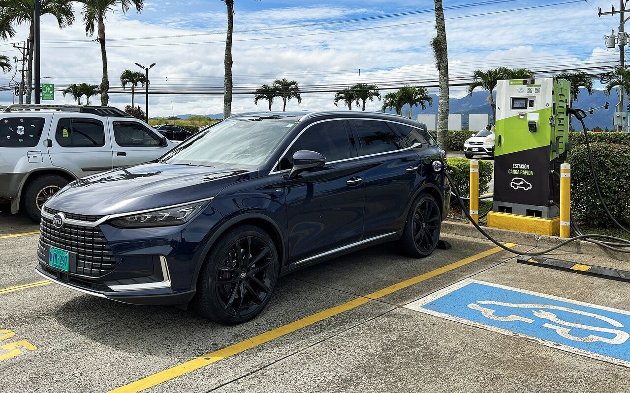 BYD Tang EV connecté à une station de recharge rapide CC