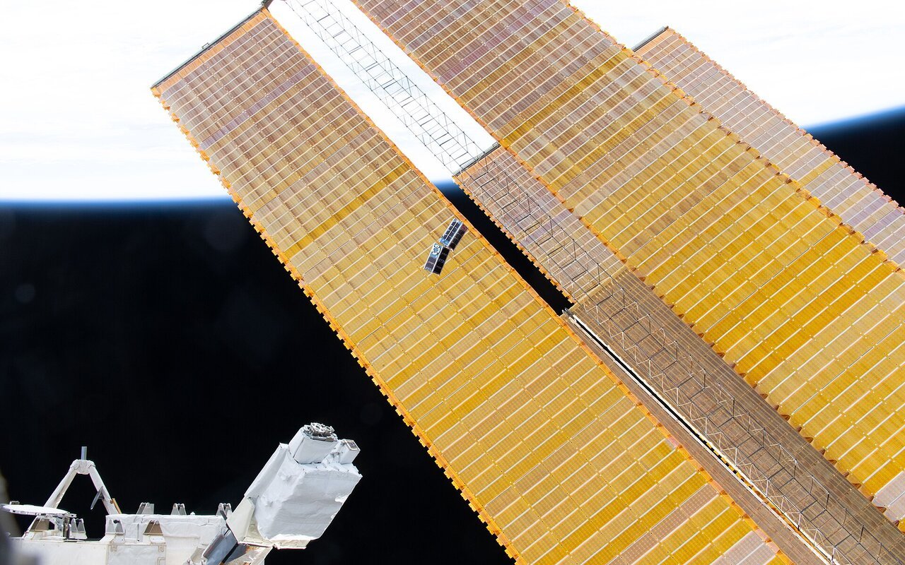 CubeSats se déployant depuis la Station spatiale internationale