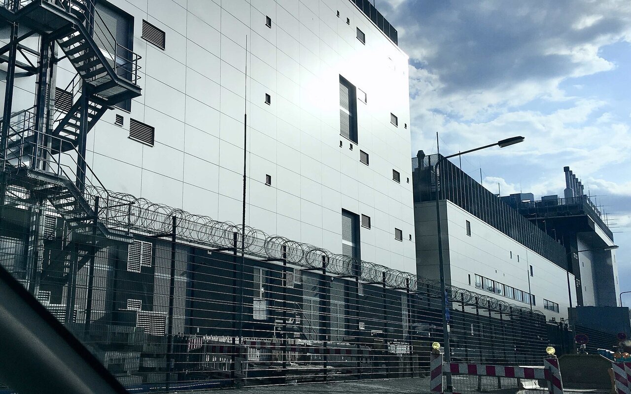 Façade moderne d'un data center avec infrastructure technologique visible