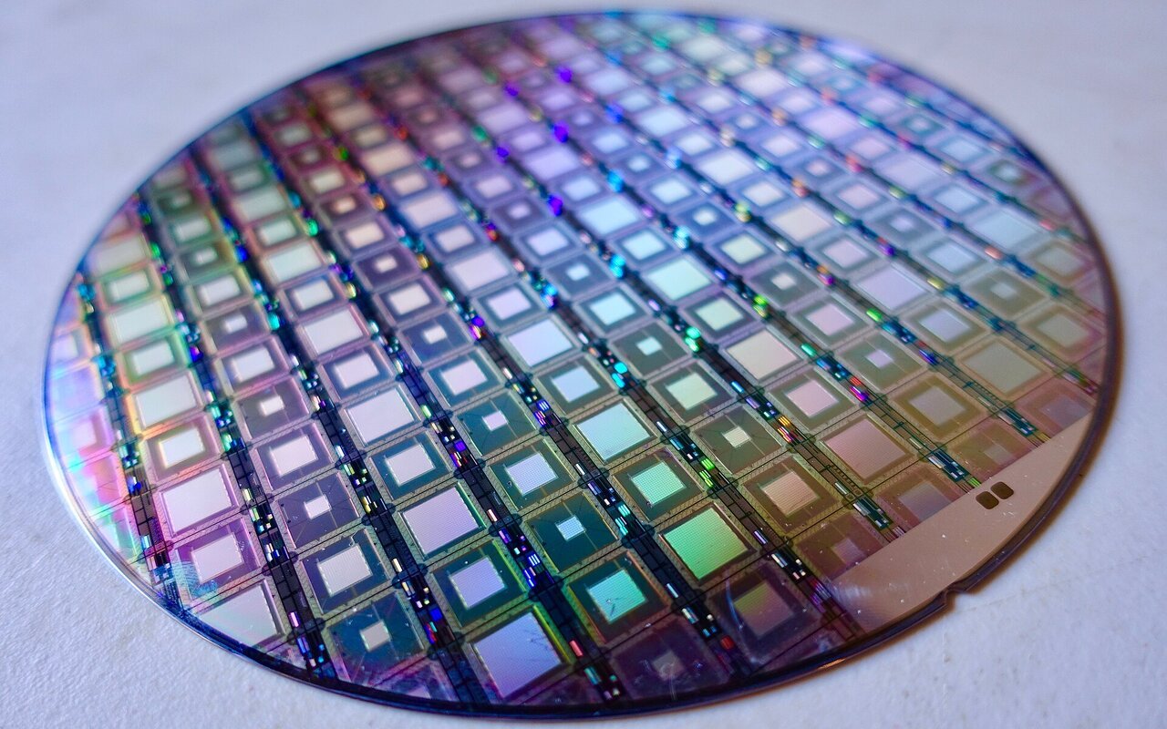Gros plan sur une plaquette de silicium contenant les circuits d'un ordinateur quantique D-Wave
