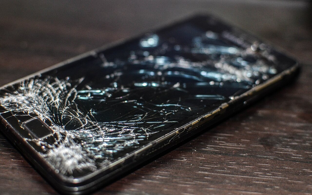 Smartphone Samsung Galaxy S2 avec écran fissuré après accident