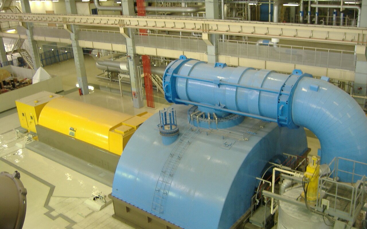 Turbine à vapeur industrielle avec ses composants mécaniques visibles