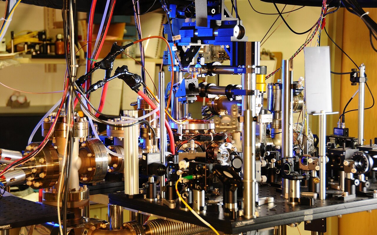 Horloge atomique à réseau d'ytterbium du NIST avec four à ytterbium et chambre à vide