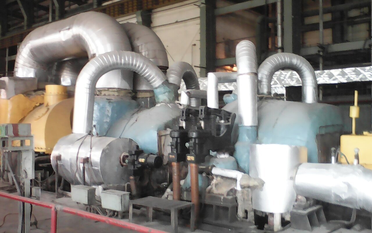 Assemblage turbine-générateur avec chaudière, équipement industriel de production d'énergie