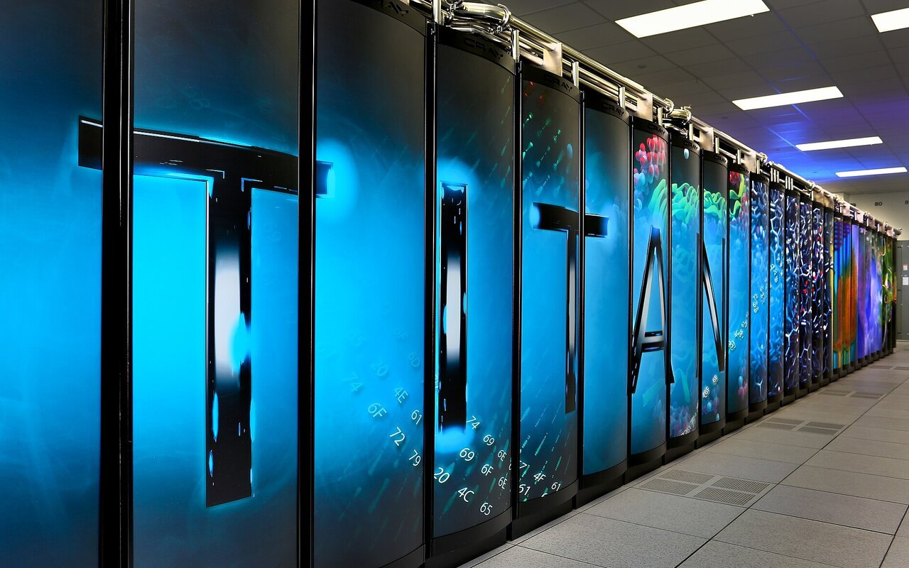 Superordinateur Titan avec ses baies de serveurs densément organisées