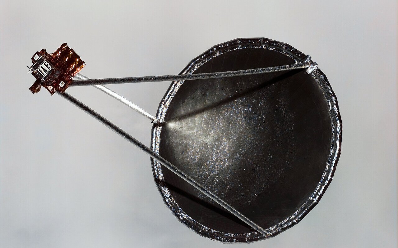 Antenne déployable en orbite depuis la navette spatiale Endeavour