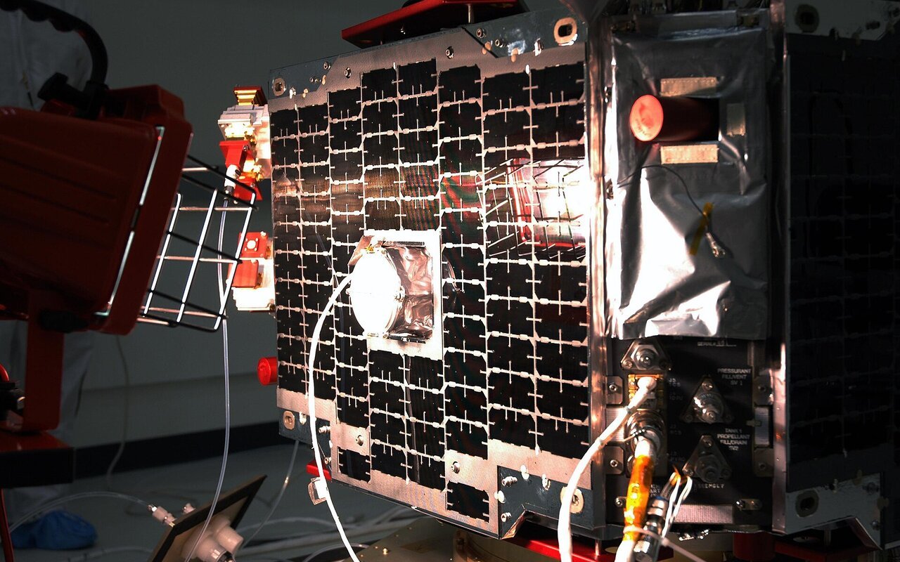 Panneau solaire de satellite THEMIS en test d'illumination dans un laboratoire spatial