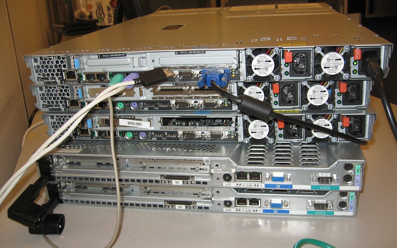 Câblage serveur montrant les connexions et l'infrastructure réseau informatique