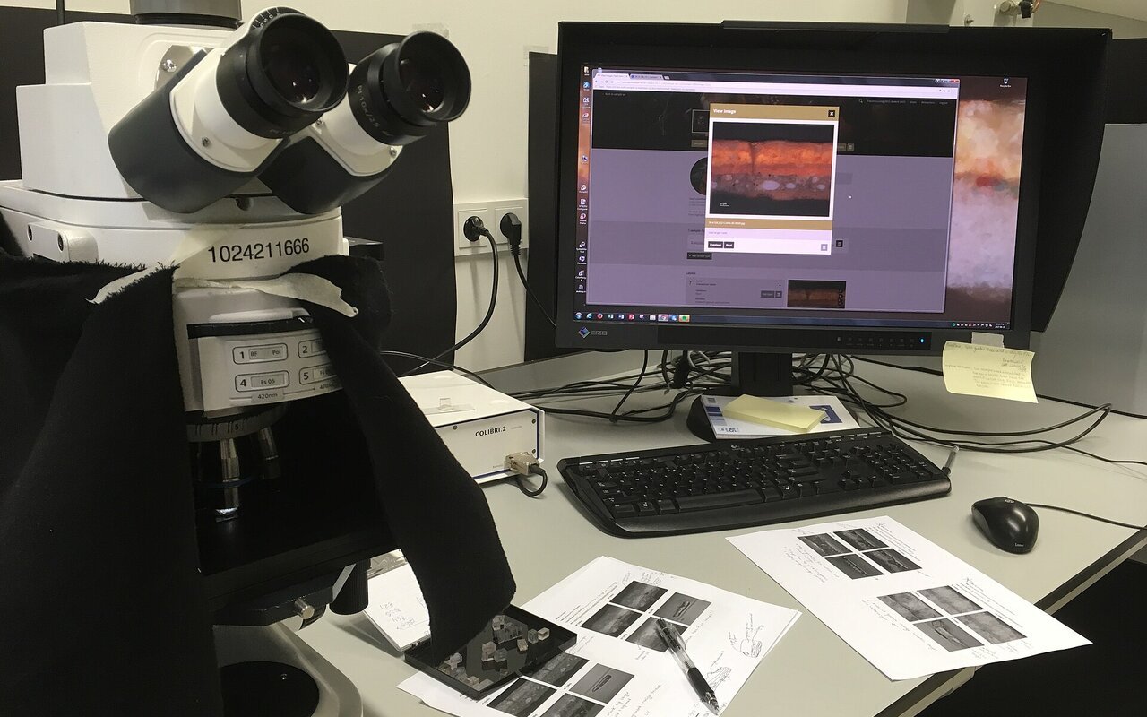 Microscope optique utilisé pour l'analyse visuelle d'échantillons de petite taille