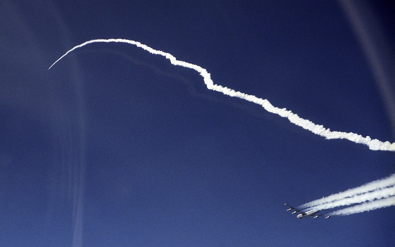 X-43A et fusée Pegasus accélèrent après lancement du B-52B
