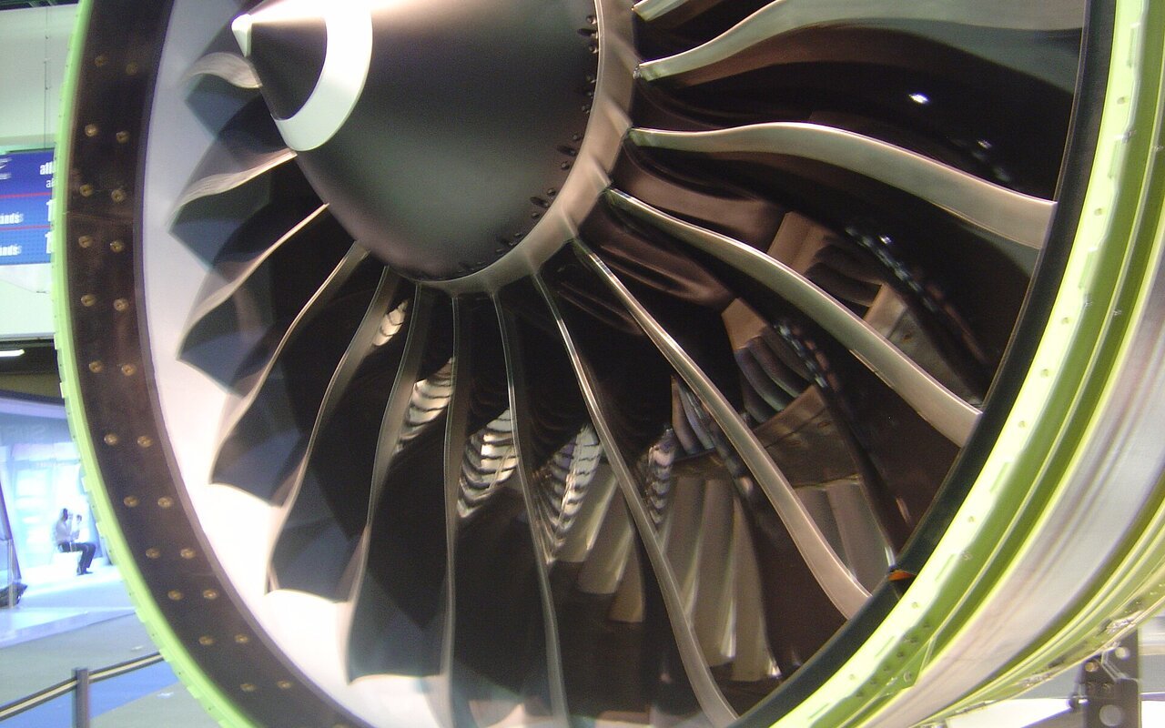 Détail des pales de ventilateur du moteur GE90 de General Electric