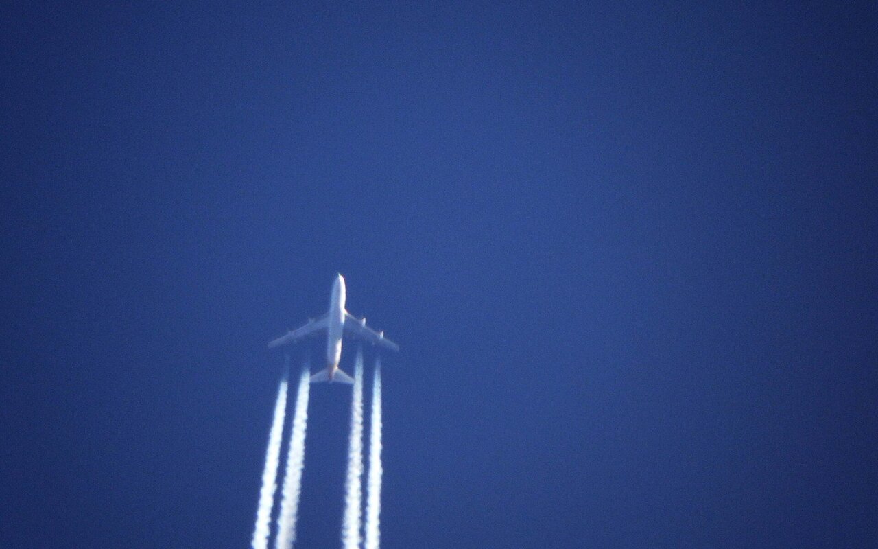 Moteur à réaction d'avion avec compresseur et turbine visibles