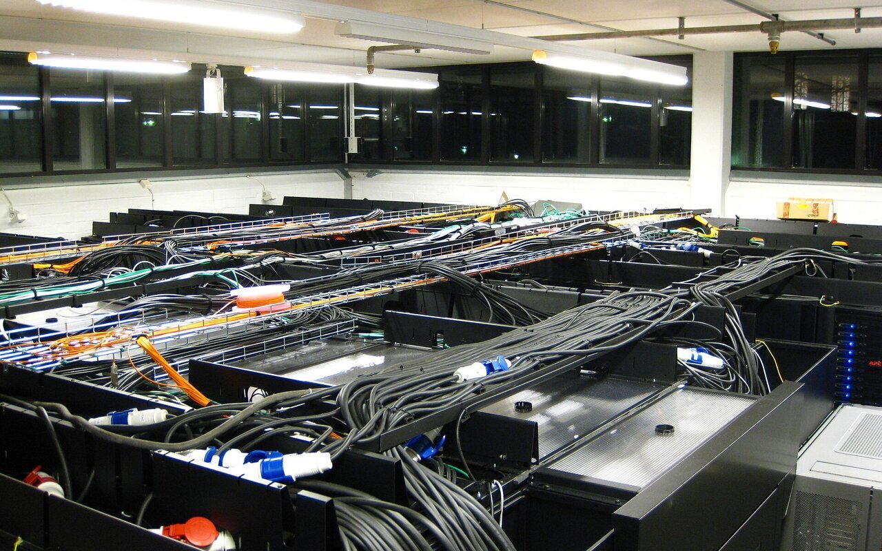 Salle serveur avec câbles de puissance et fibres optiques colorés