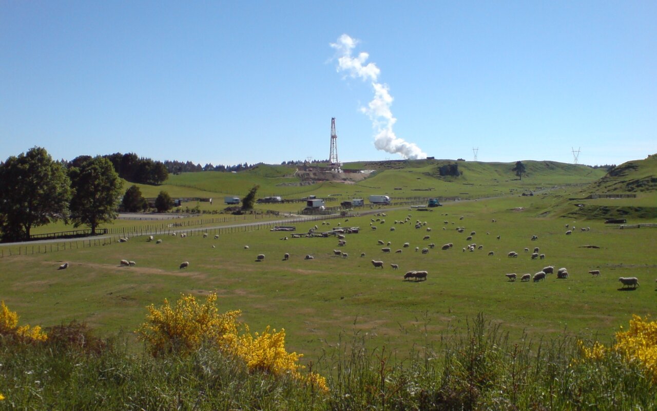 Plateforme de forage géothermique près du lac Taupo en Nouvelle-Zélande