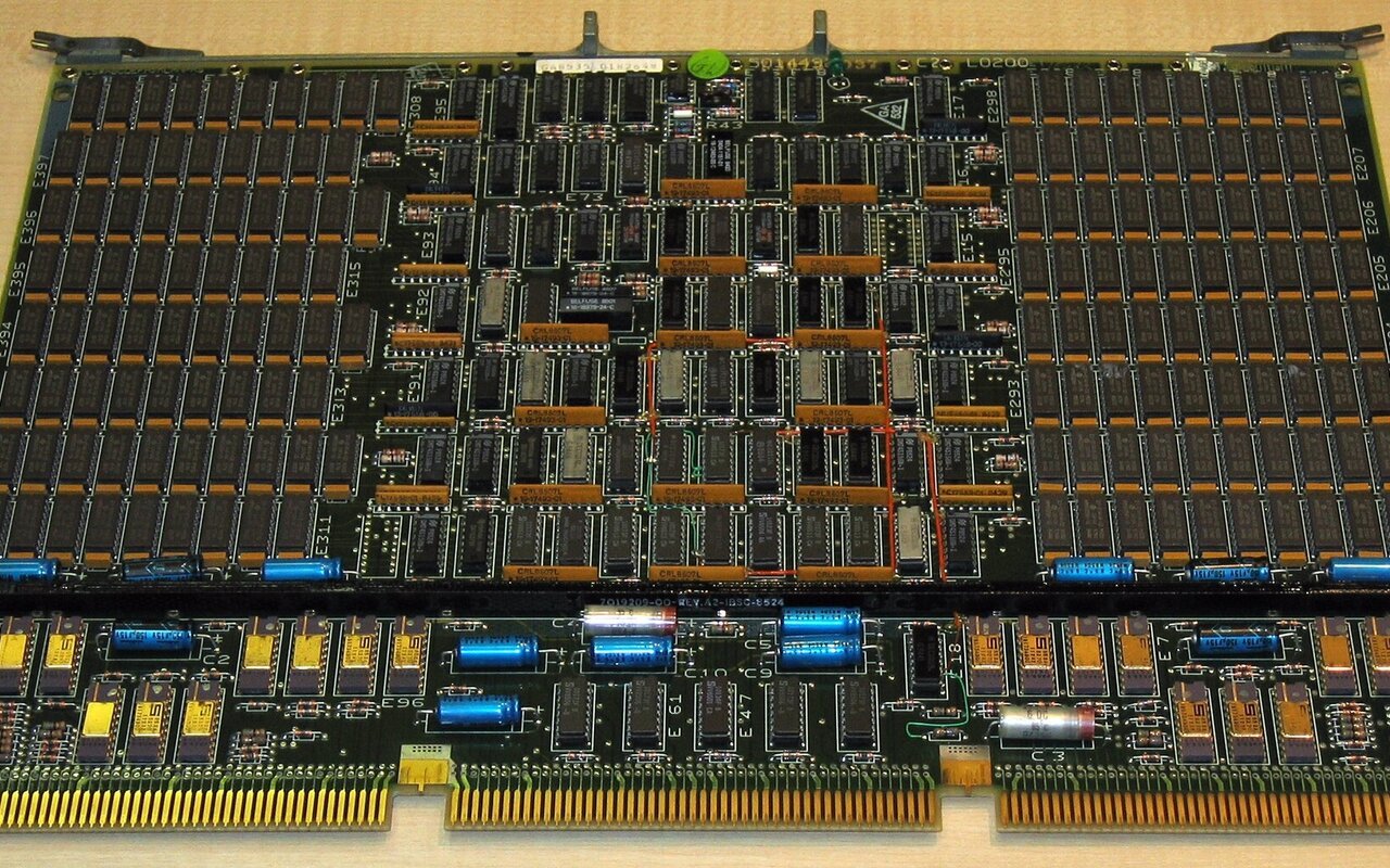Carte mémoire RAM VAX 8600 de 4 MB, composant informatique volumineux des années 1980