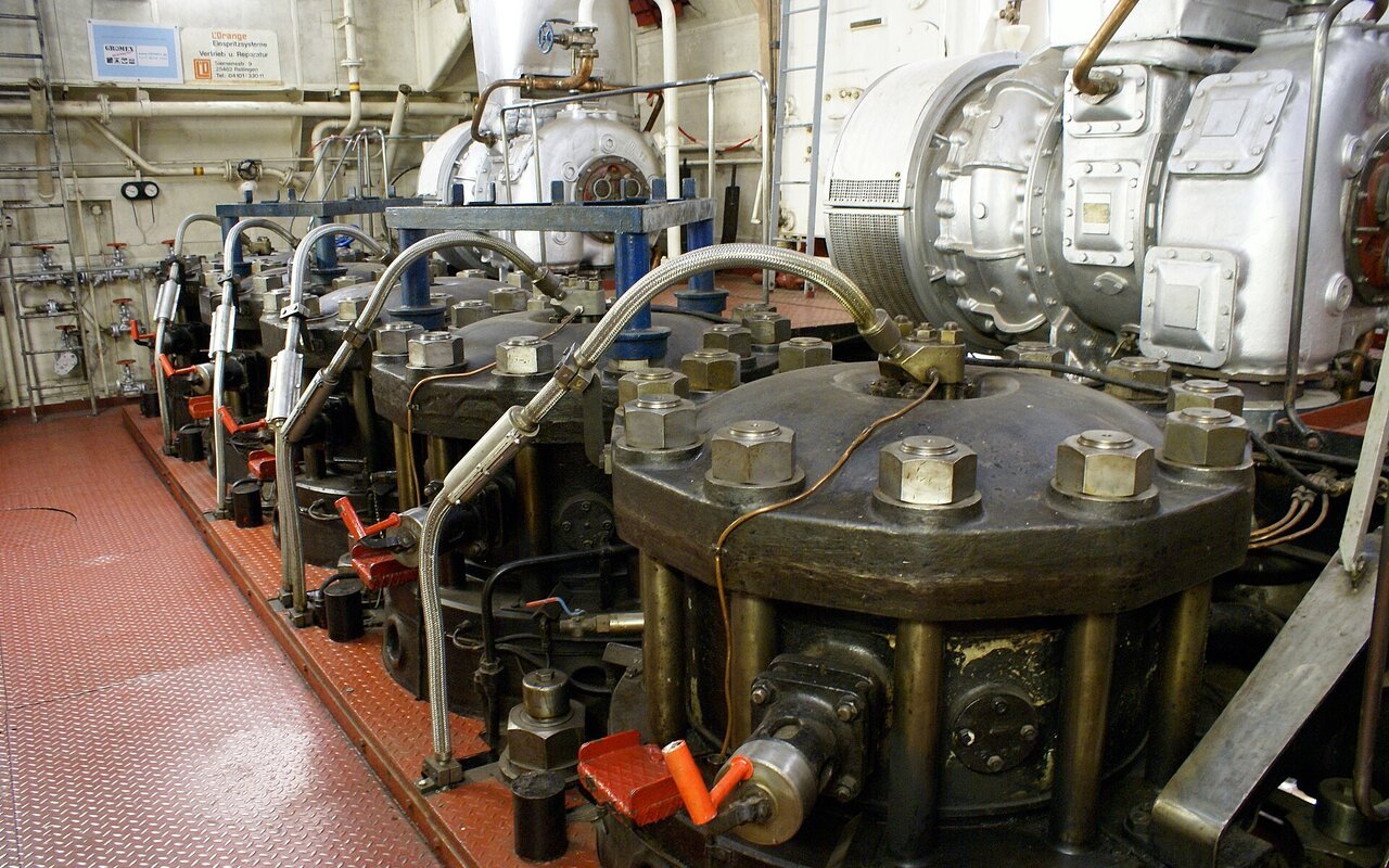 Vue générale d'un moteur marin industriel
