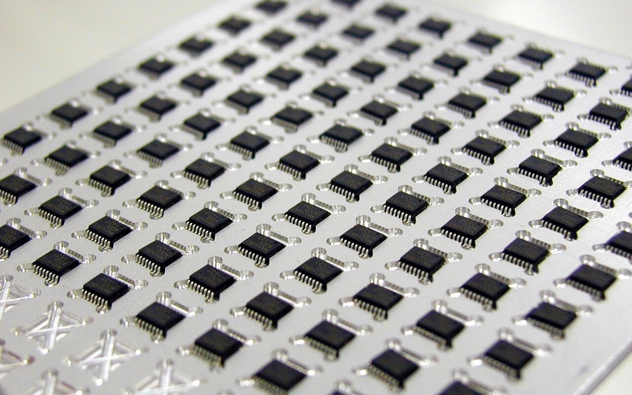 Circuit intégré sur carte électronique avec composants soudés et connexions métalliques visibles