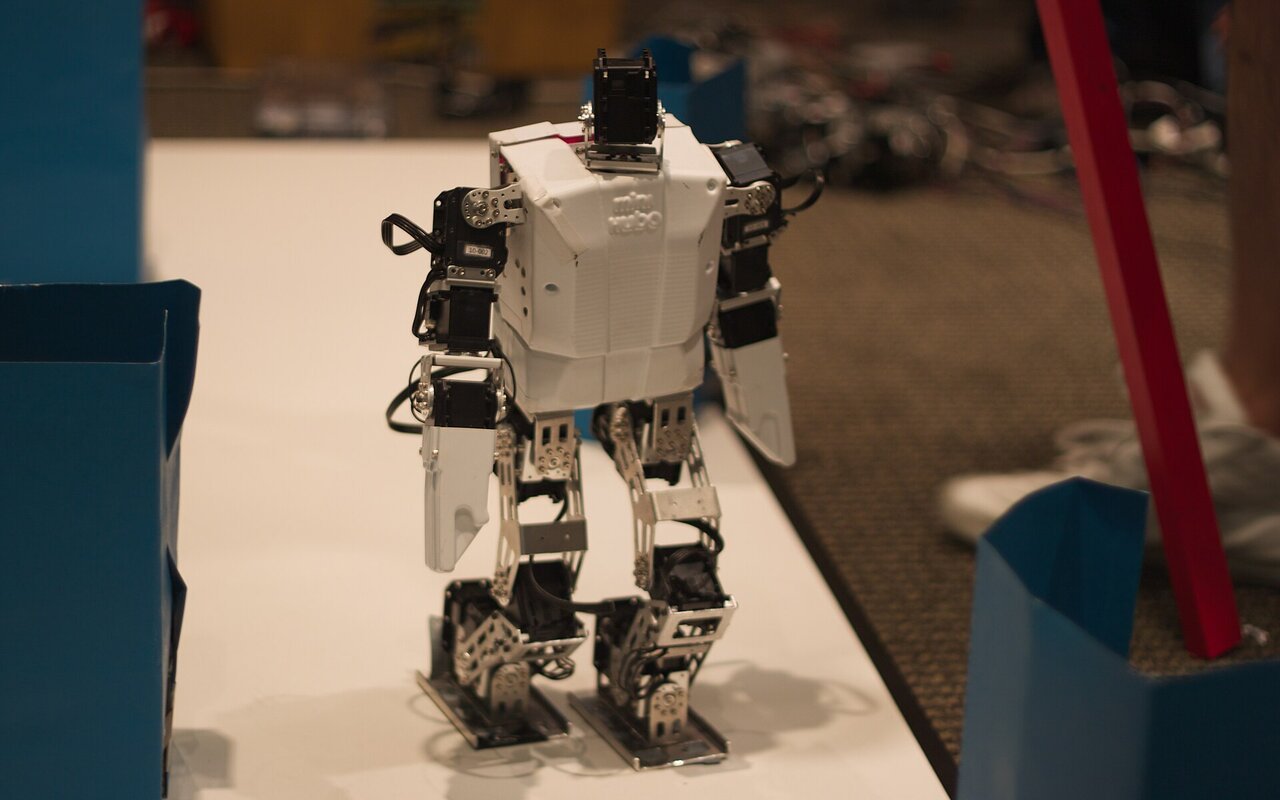 Petit robot humanoïde à servomoteurs posé sur une table