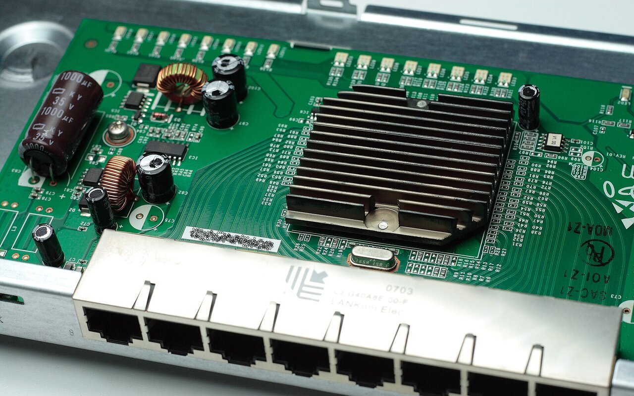 Carte de circuit imprimé d'un commutateur réseau 3Com OfficeConnect Gigabit Switch 8 avec composants électroniques