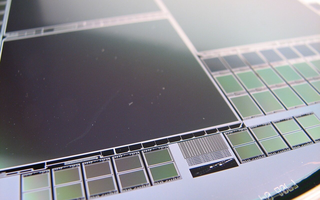 Vue rapprochée d'un wafer de silicium avec ses motifs de surface