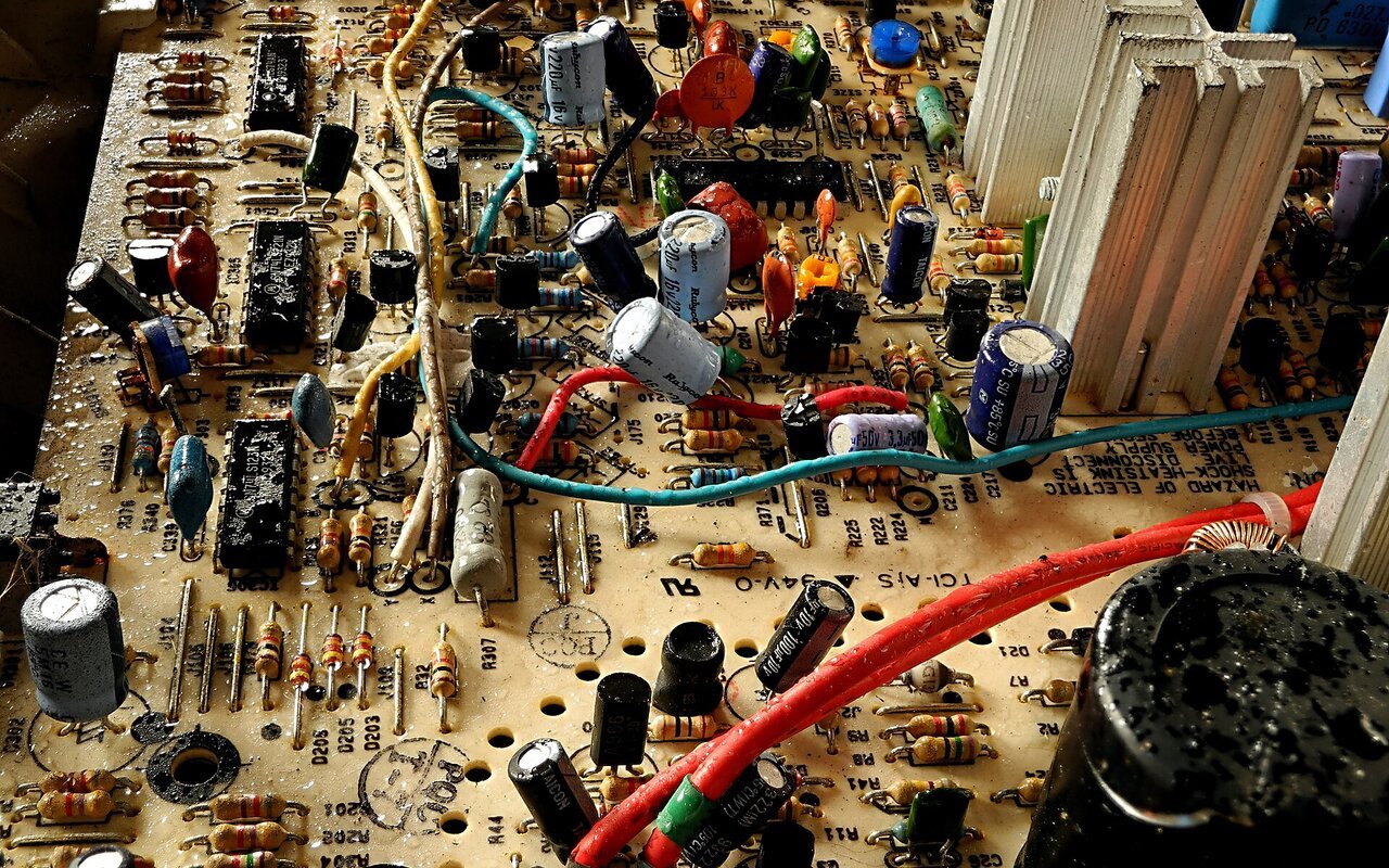 Composants électroniques en gros plan montrant des puces et circuits intégrés
