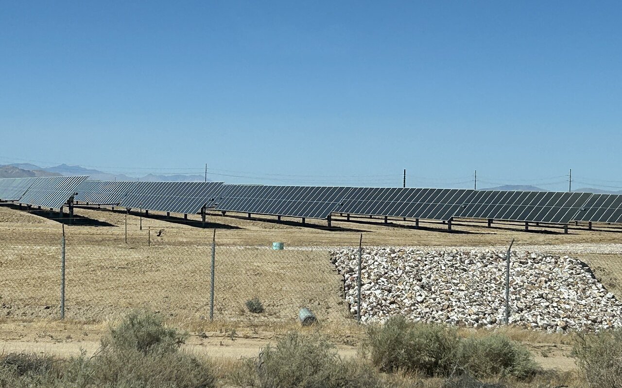 Ferme de panneaux solaires avec disposition carrée de rochers en bas à droite