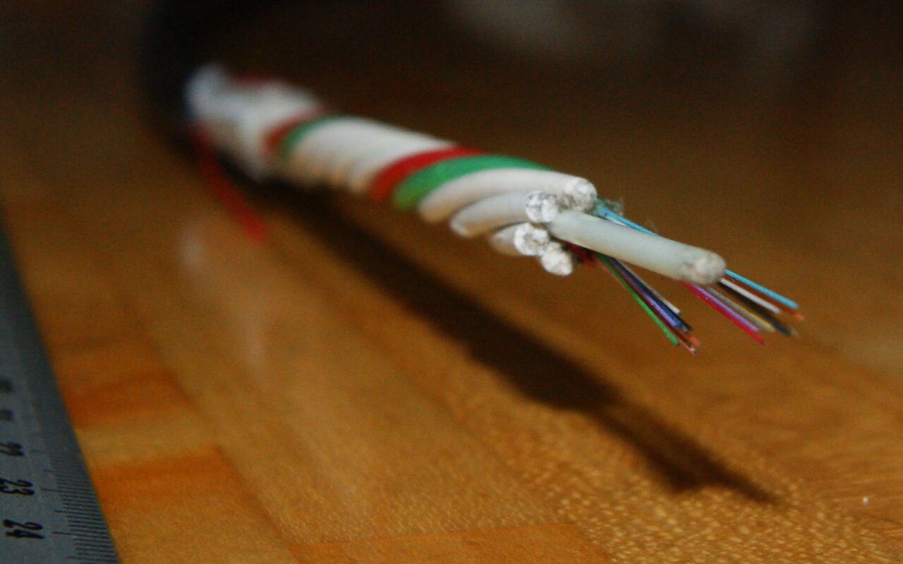 Câble à fibre optique multibrin avec cœurs blancs, rouges et verts prêt pour enfouissement