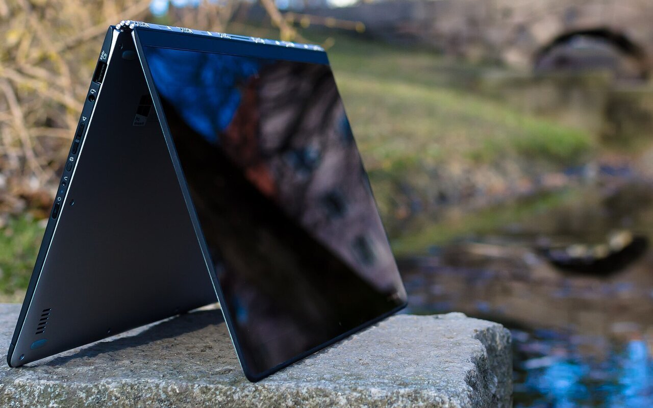 Lenovo Yoga 3 Pro en mode tente avec écran tactile orienté vers l'utilisateur