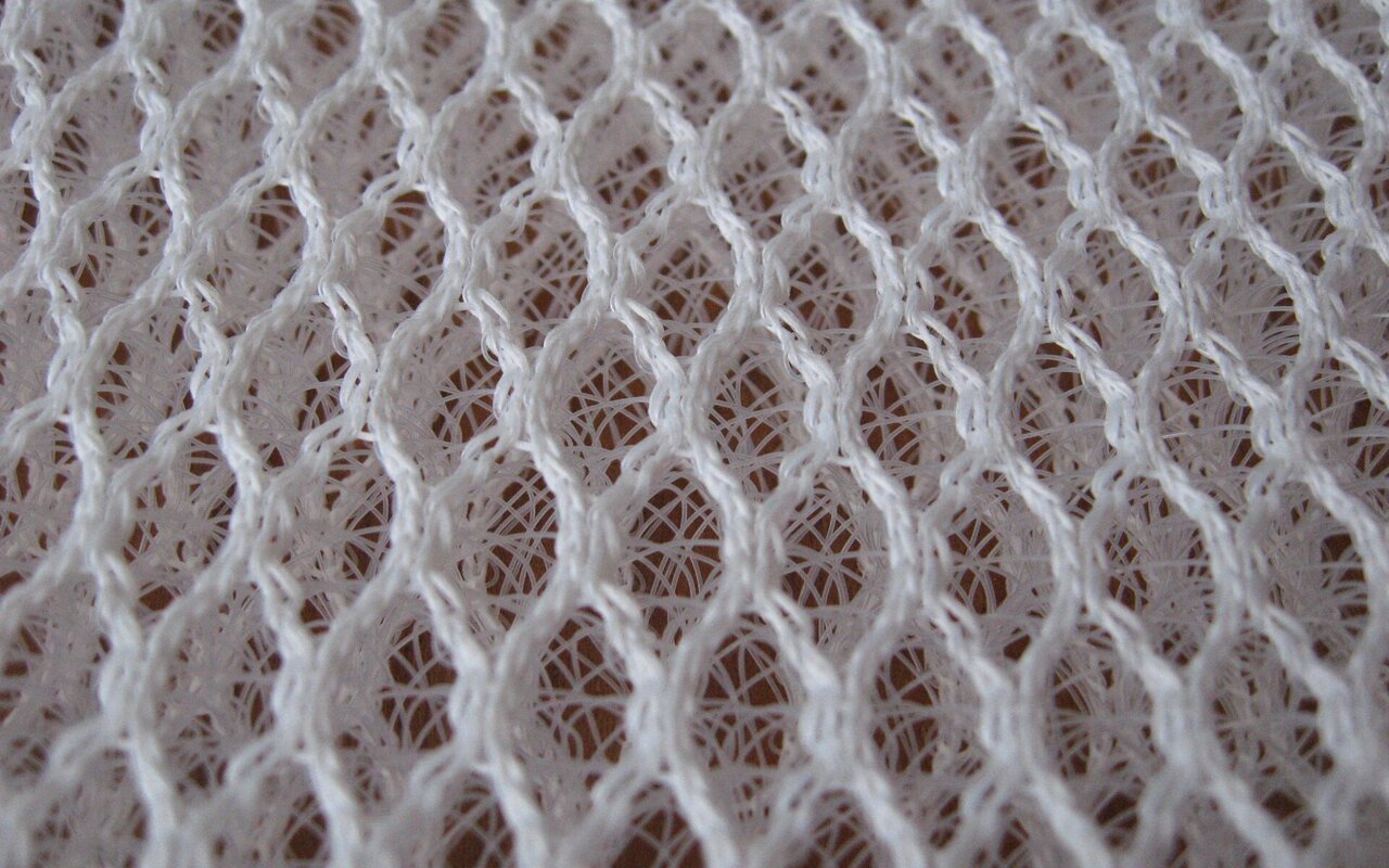 Tissu espaceur multicouche montrant la complexité architecturale des structures tricotées modernes.
