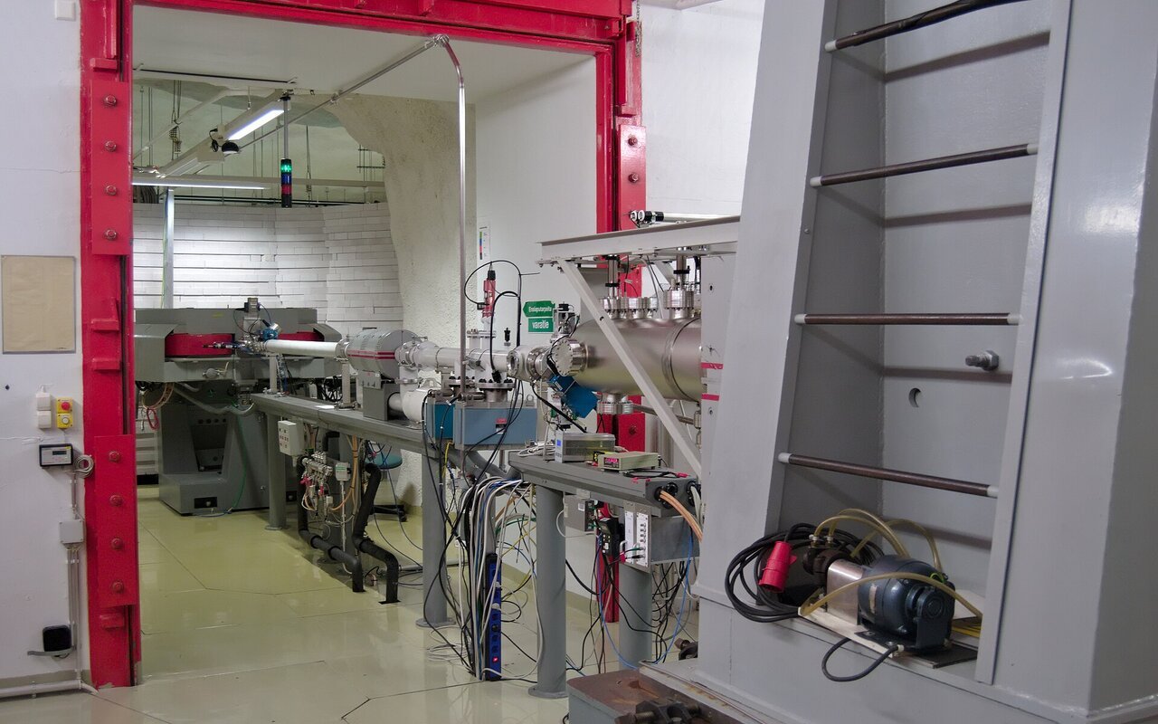 Intérieur du laboratoire accélérateur d'Helsinki avec équipements scientifiques