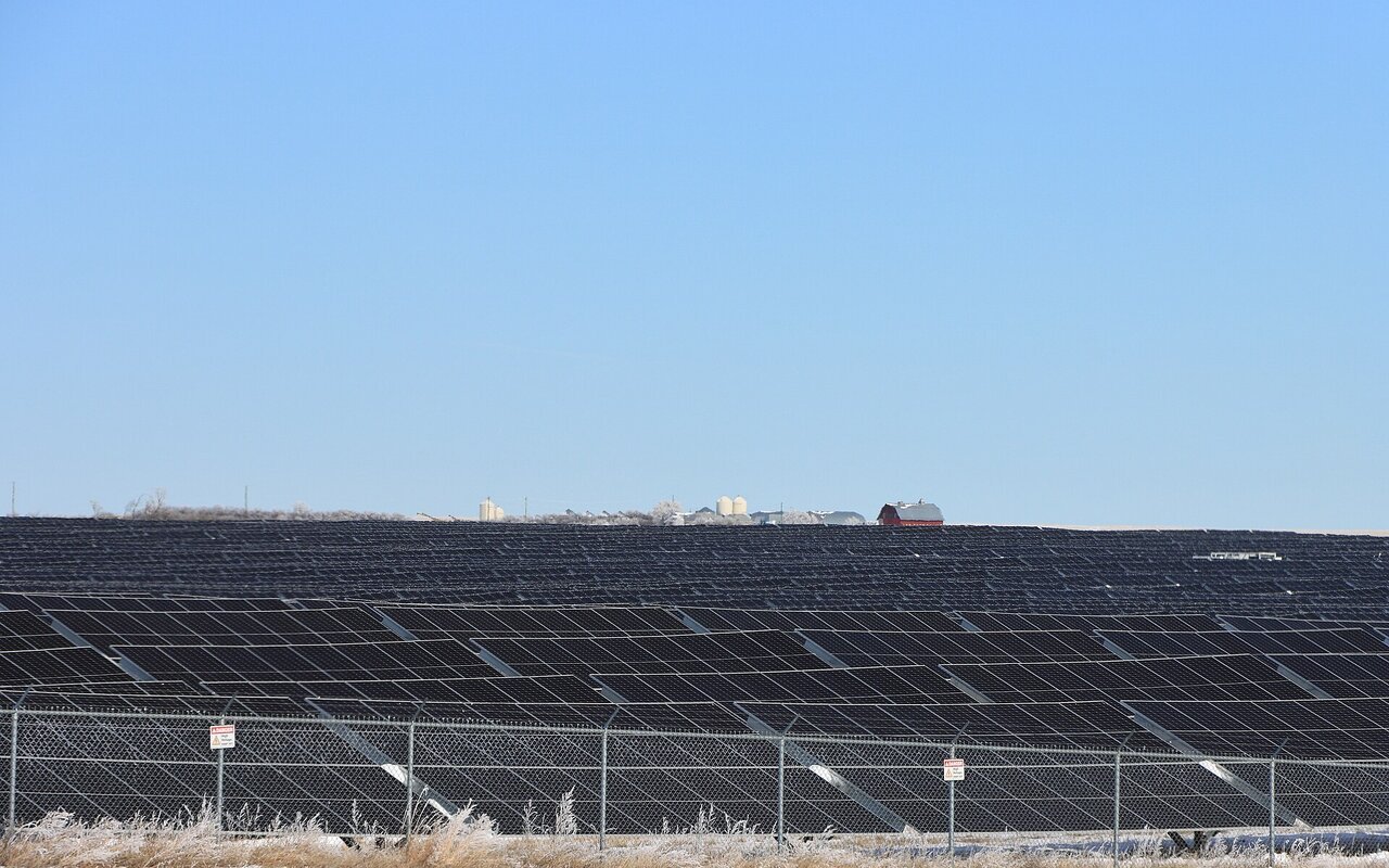 Panneaux photovoltaïques installés au sol dans une ferme solaire en Alberta