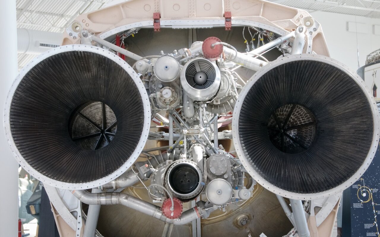 Vue de la base d'un étage de fusée Titan IVB montrant les tuyères du moteur LR87