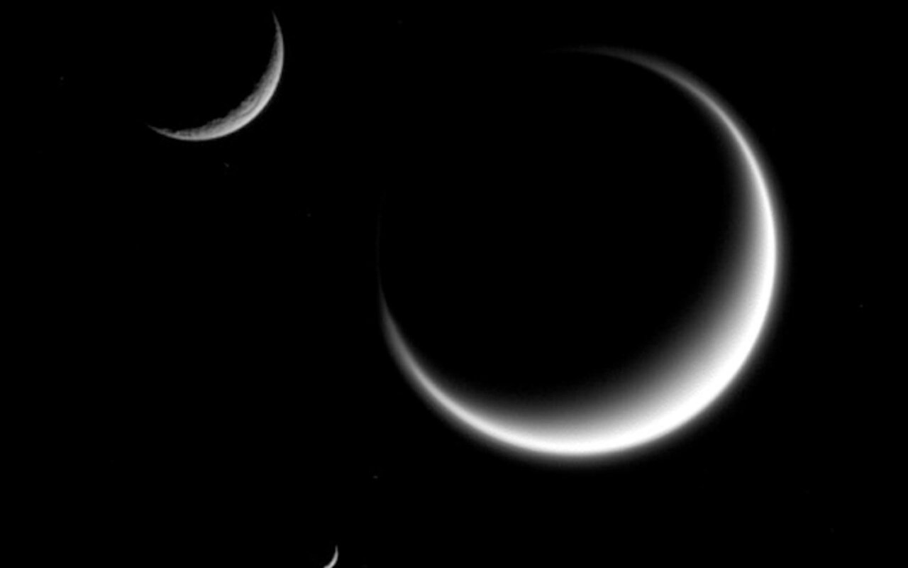 Titan, Rhea et Mimas en croissant devant Saturne, montrant la taille relative de Titan