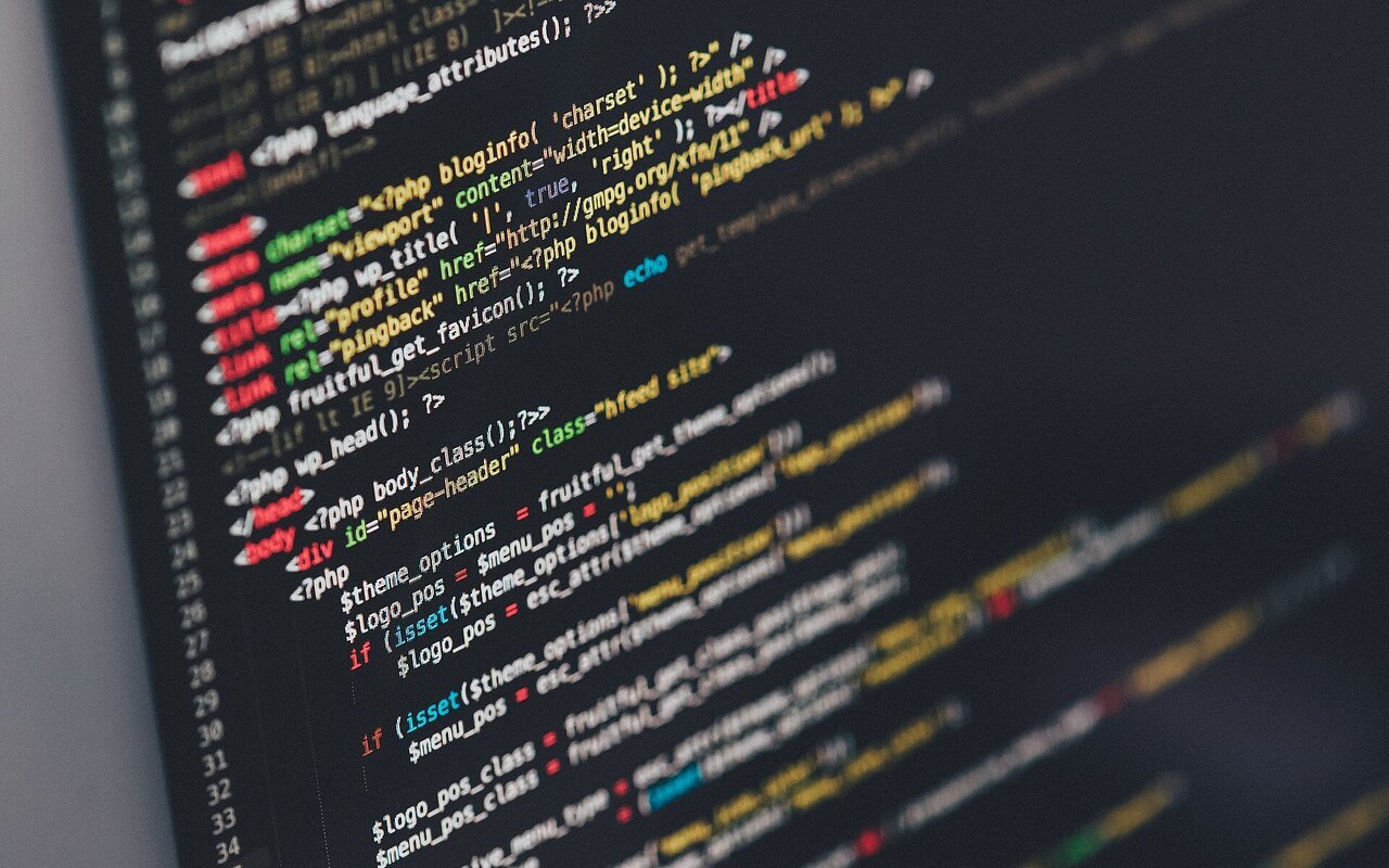Lignes de code colorées affichées sur un écran d'ordinateur, représentant le travail de développement logiciel