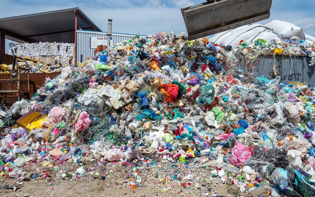 Déchets plastiques en cours de recyclage dans une installation industrielle