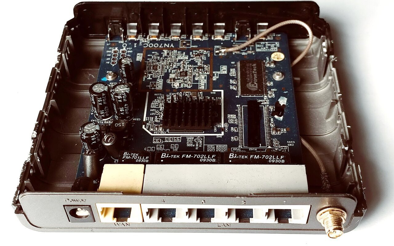 Composants internes d'un routeur sans fil LevelOne WBR-6002