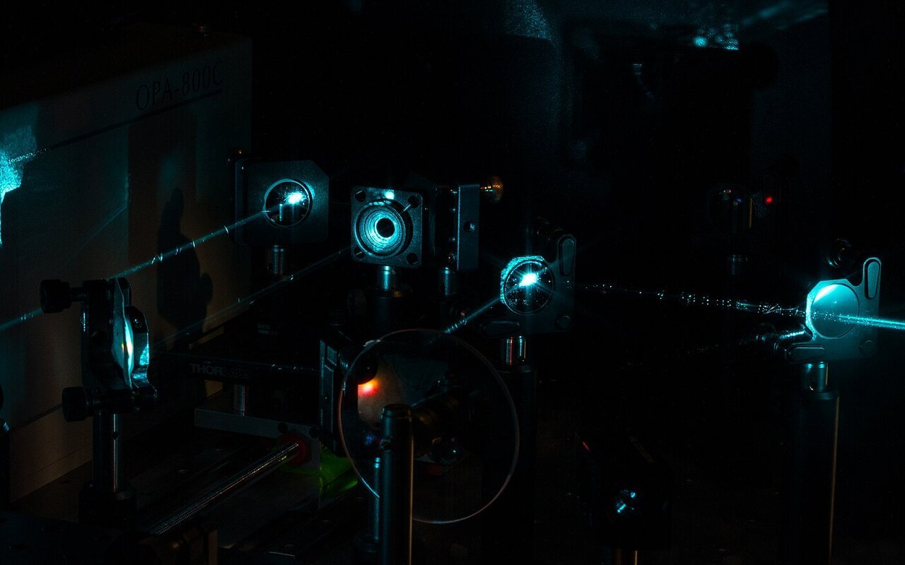 Table optique avec faisceau laser visible lors d'une expérience