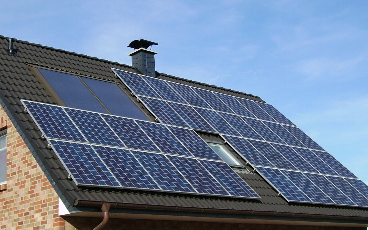 Panneaux solaires installés sur le toit d'une maison résidentielle