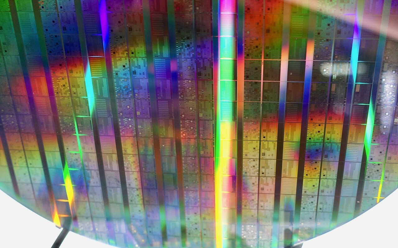 Wafer complet d'ordinateurs quantiques Intel montrant plusieurs puces quantiques de couleur dorée disposées sur un substrat d