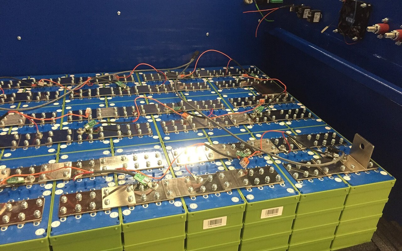 Cellules lithium fer phosphate LiFePO4 de 400 Ah connectées en série et parallèle