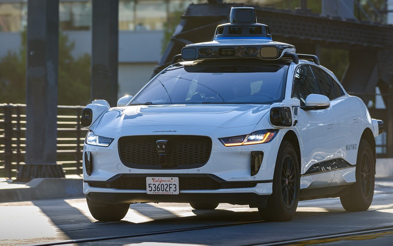 Vue de trois-quarts avant d'une Jaguar I-Pace modifiée par Waymo